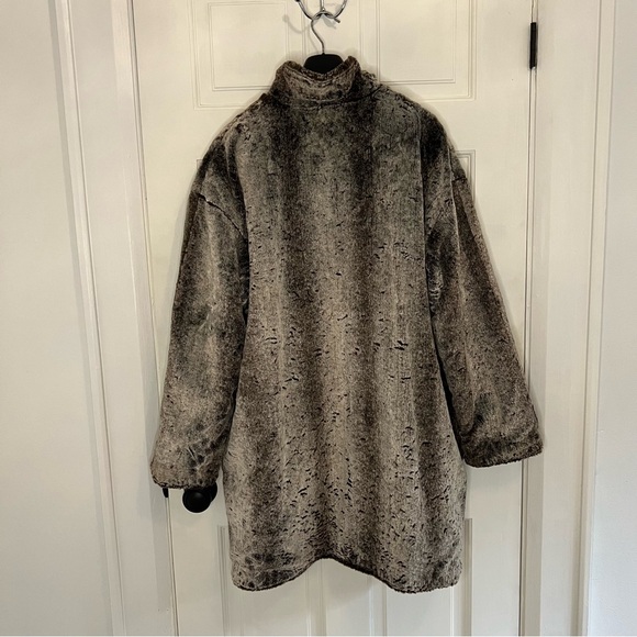 Danier Black Leather and faux fur reversible coat - Picture 10 of 10